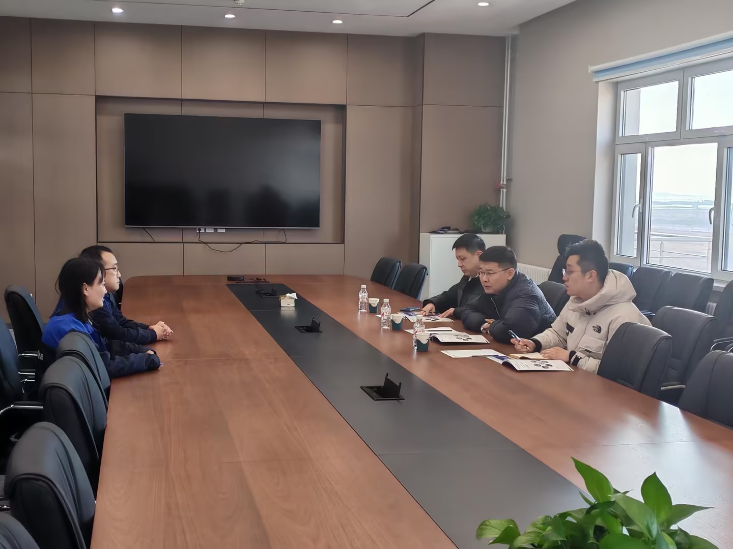 大连金普管委会及经济发改局向导走访rb88随行版助力企业年后复产